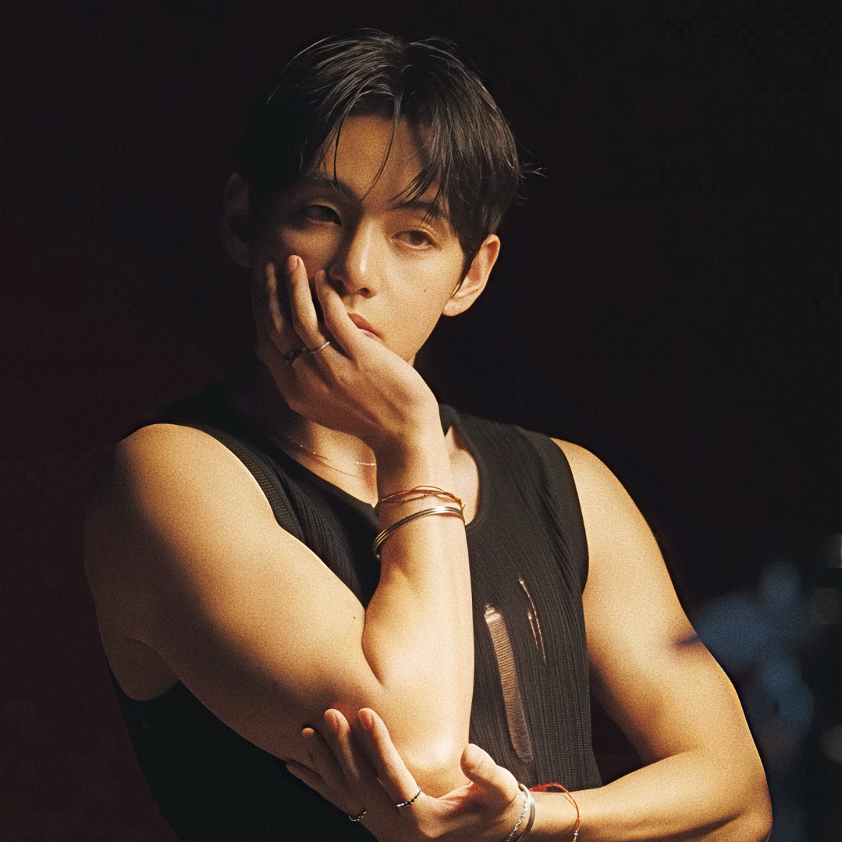 Behind-the-scenes cut of V (BTS)