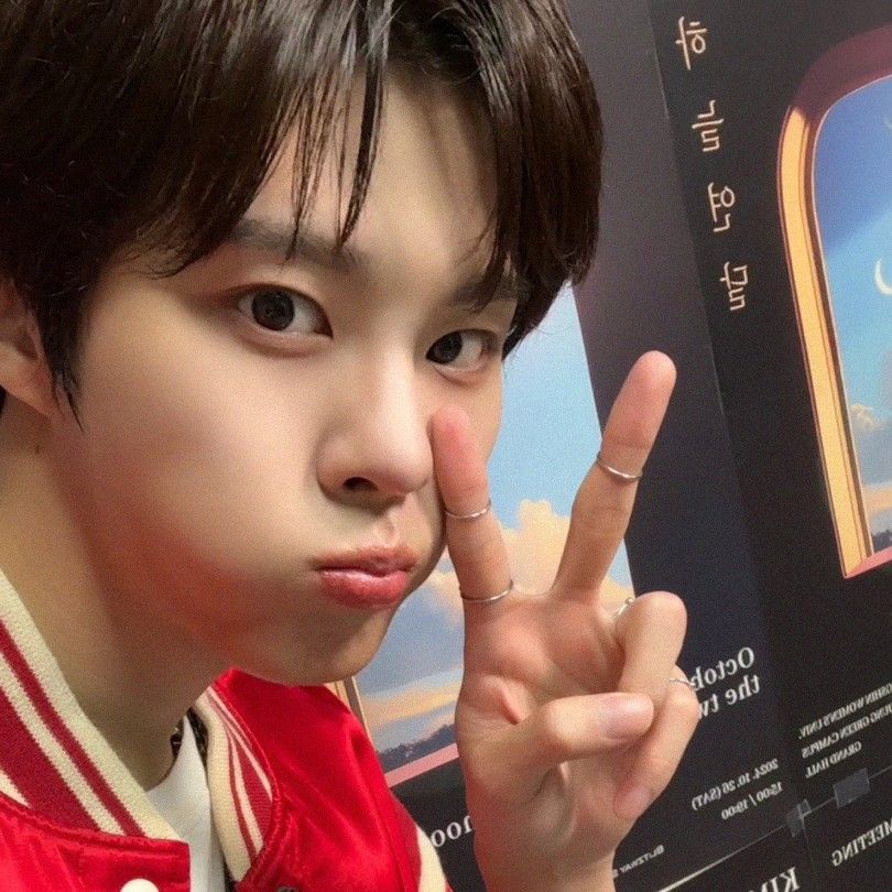 Behind-the-scenes cut of Kim Wooseok