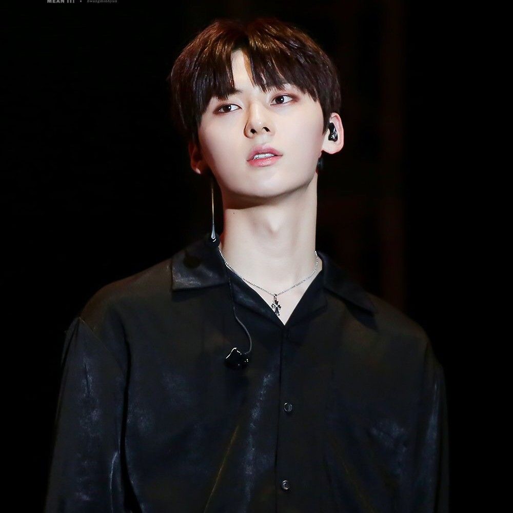 A moment captured by Hwang Minhyun's fan
