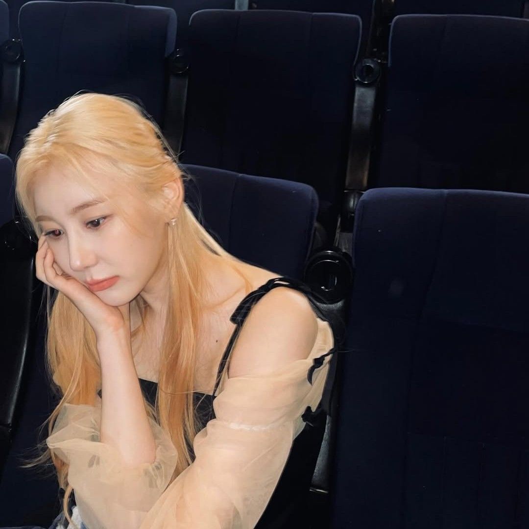 Behind-the-scenes cut of Lee Chaeyeon