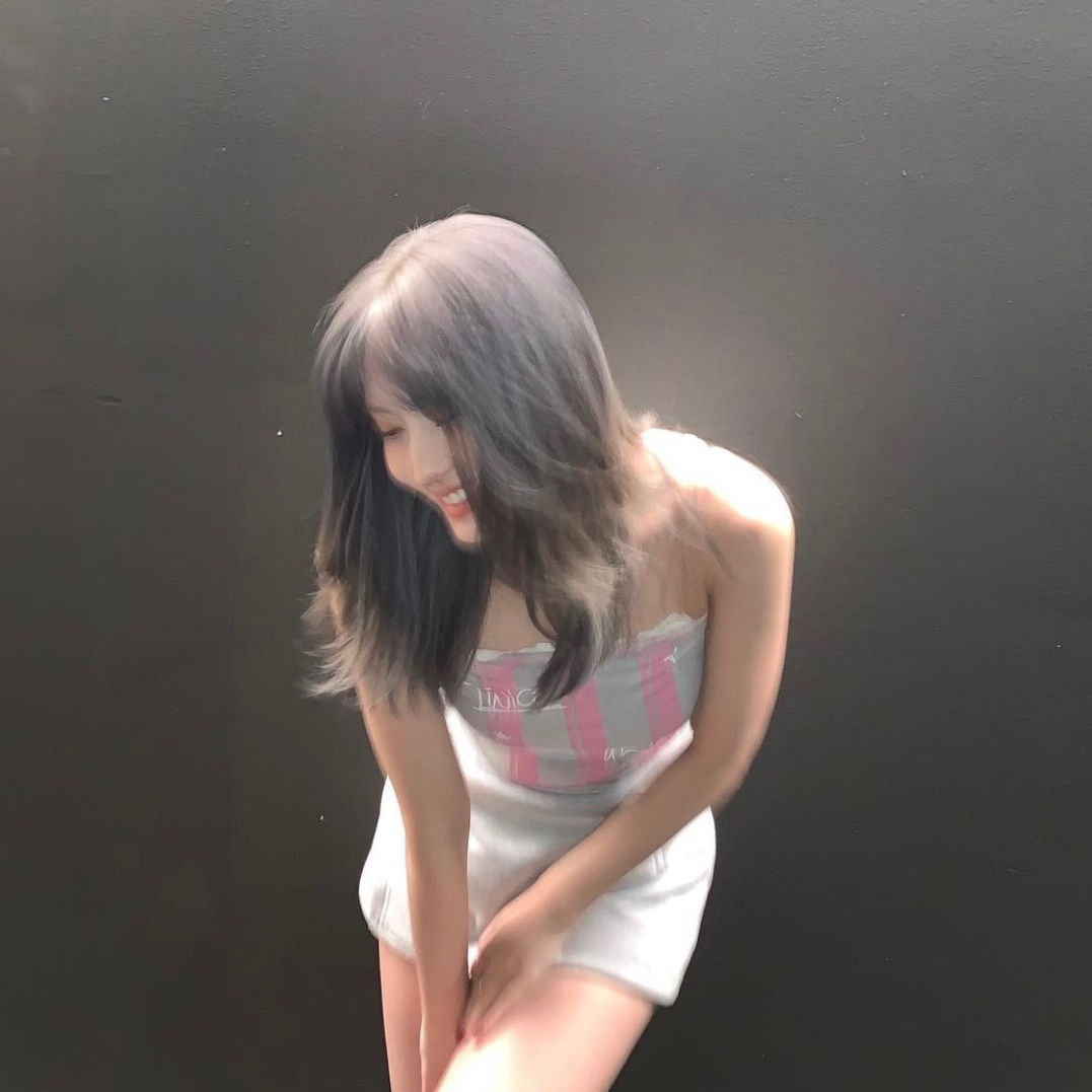 Foto aktivitas terbaru Momo (TWICE)