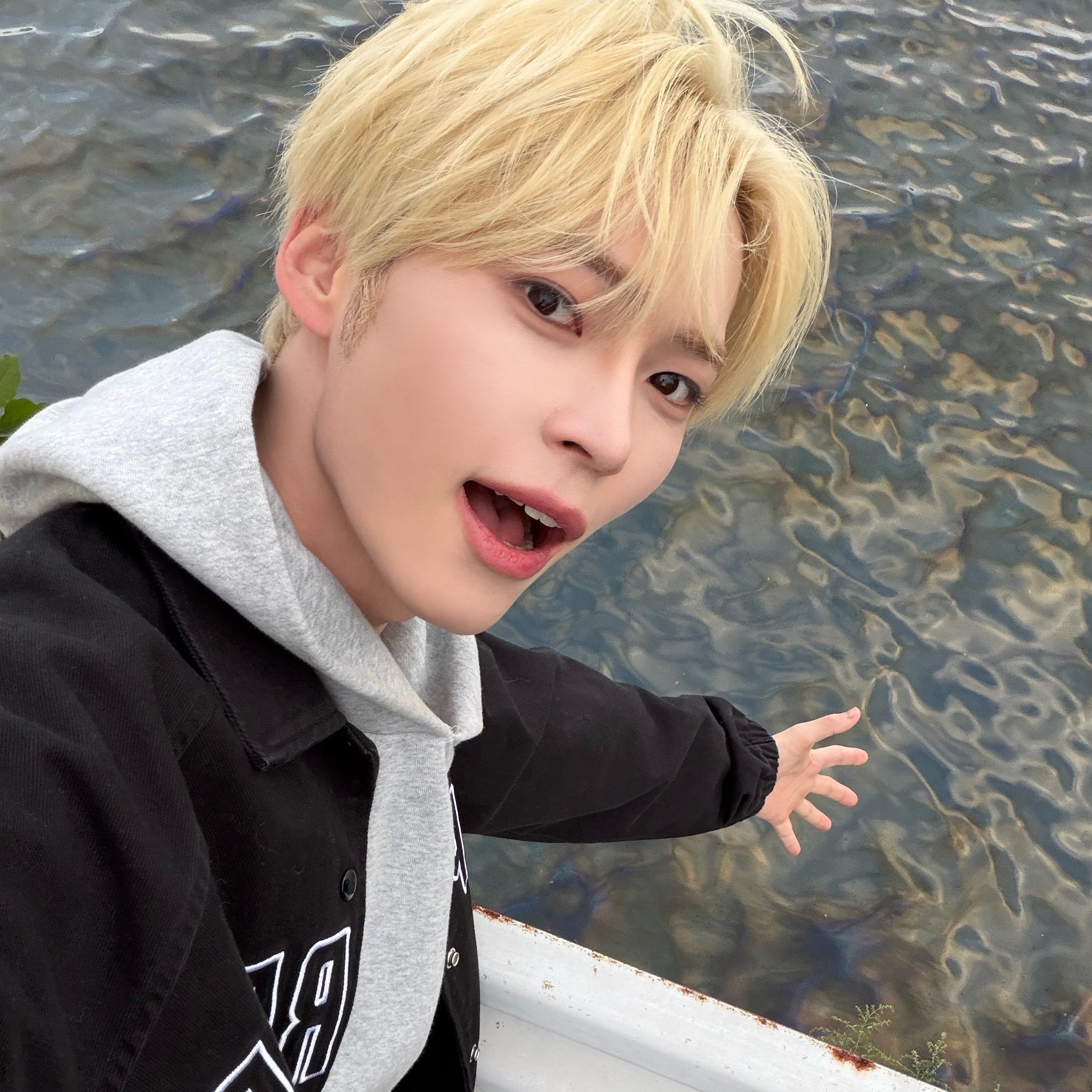 Behind-the-scenes cut of Sung Hanbin (ZEROBASEONE)