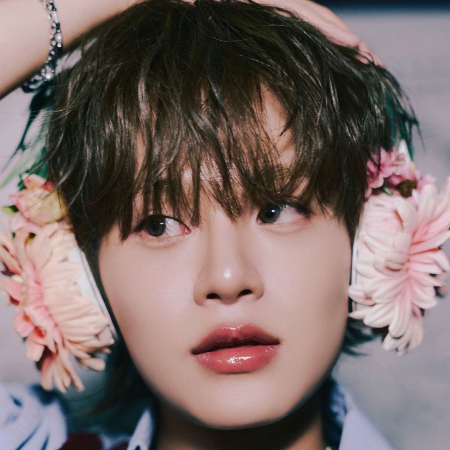 A moment captured by Lee Daehwi (AB6IX)'s fan