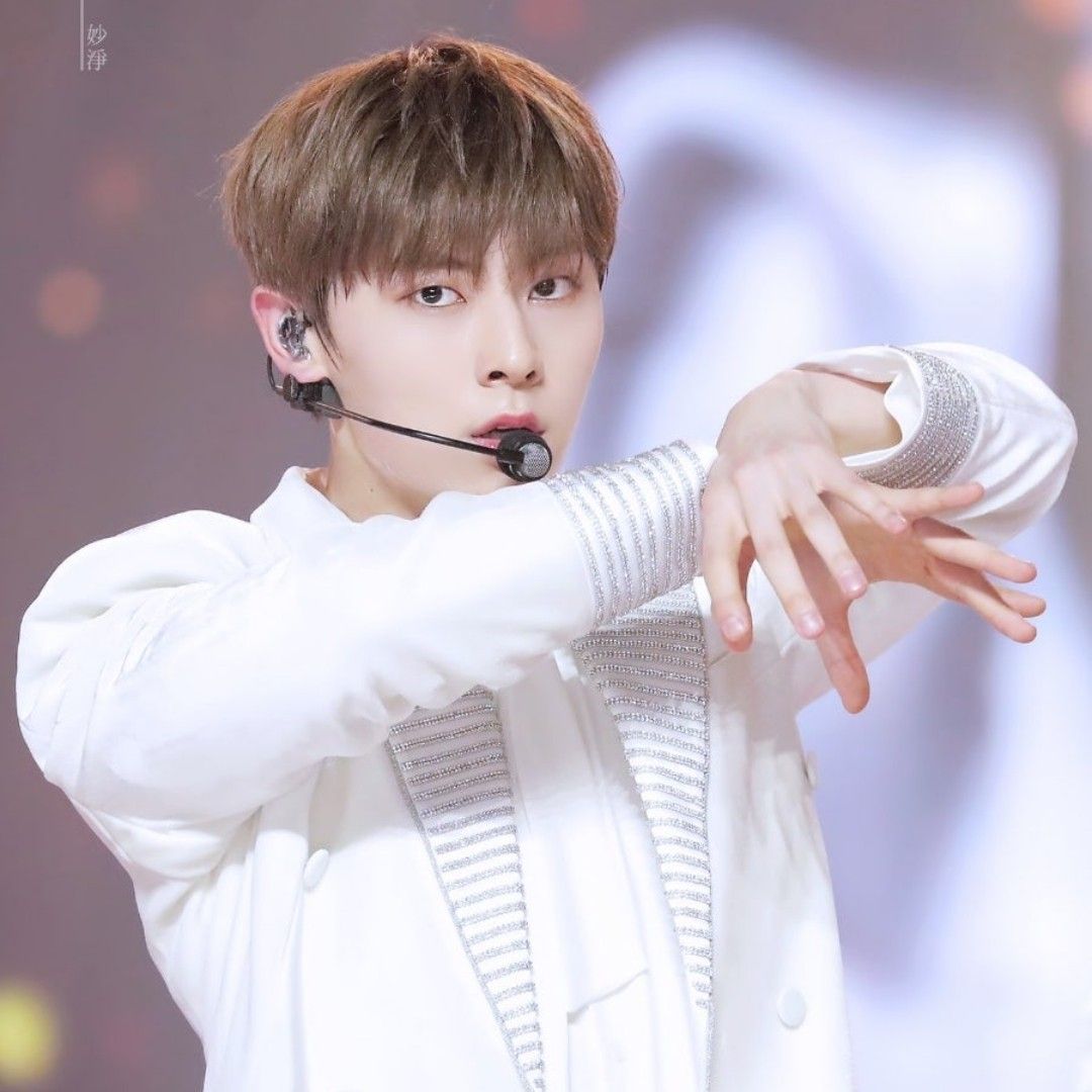 A moment captured by Hwang Minhyun's fan