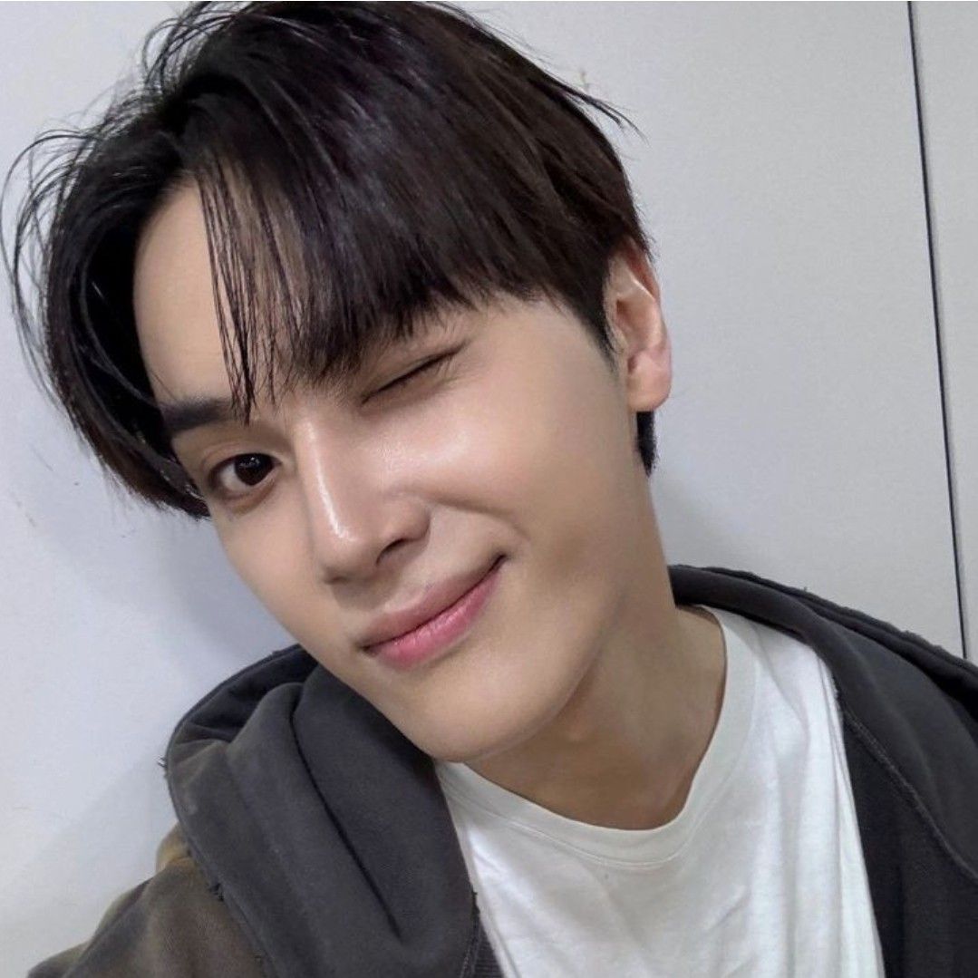 A moment captured by Ju Haknyeon's fan