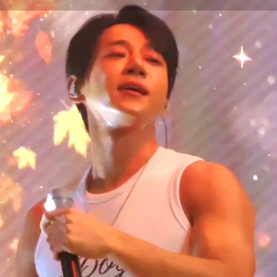 Latest photo of Hwang Chiyeol