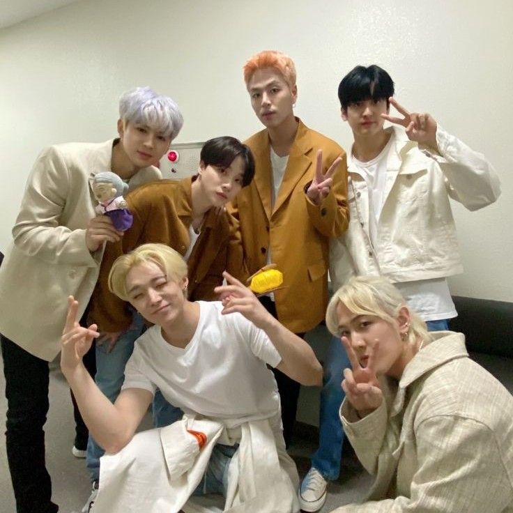 Behind-the-scenes cut of iKON