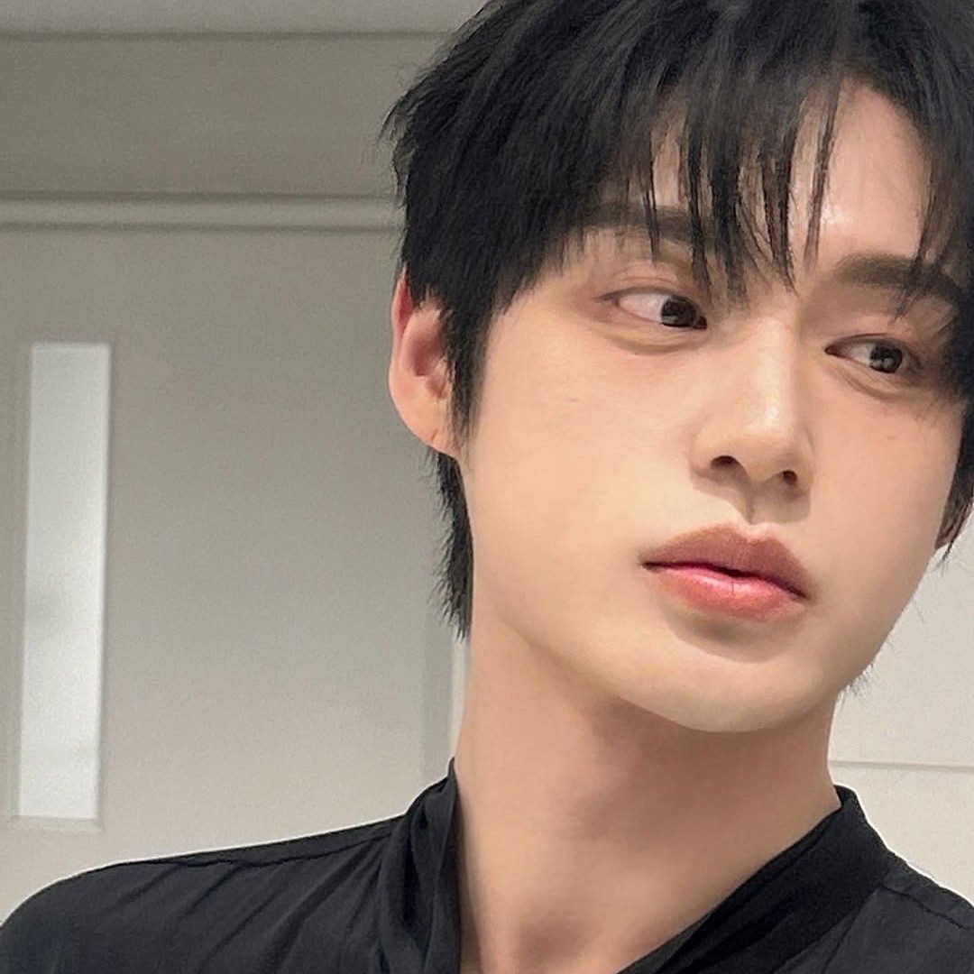 Behind-the-scenes cut of Kim Jiwoong (ZEROBASEONE)