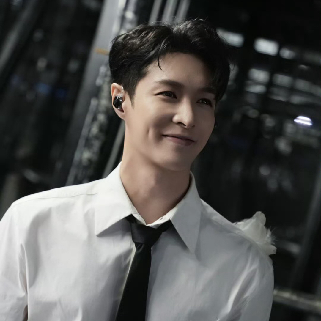 Behind-the-scenes cut of Lay (EXO)