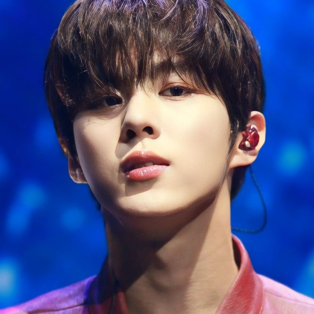 Behind-the-scenes cut of Kim Wooseok