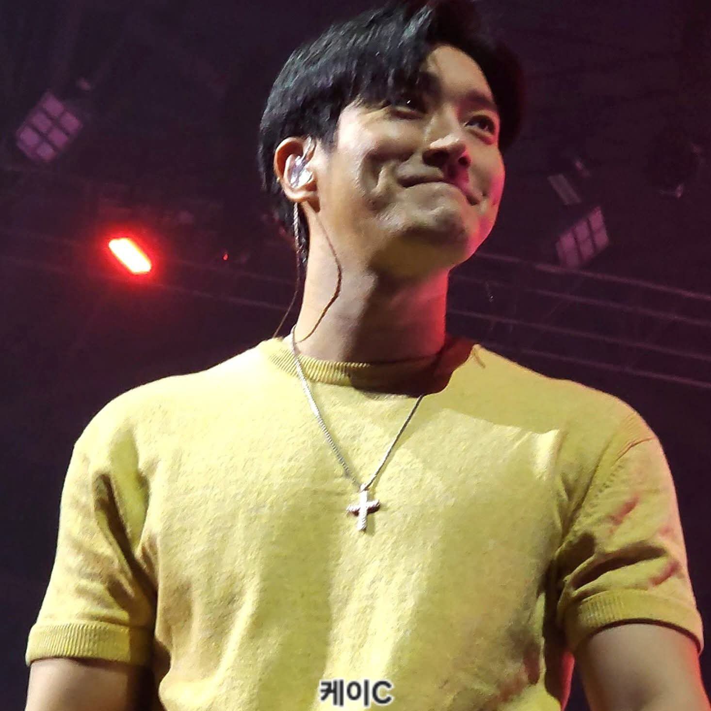 Behind-the-scenes cut of Siwon (Super Junior)
