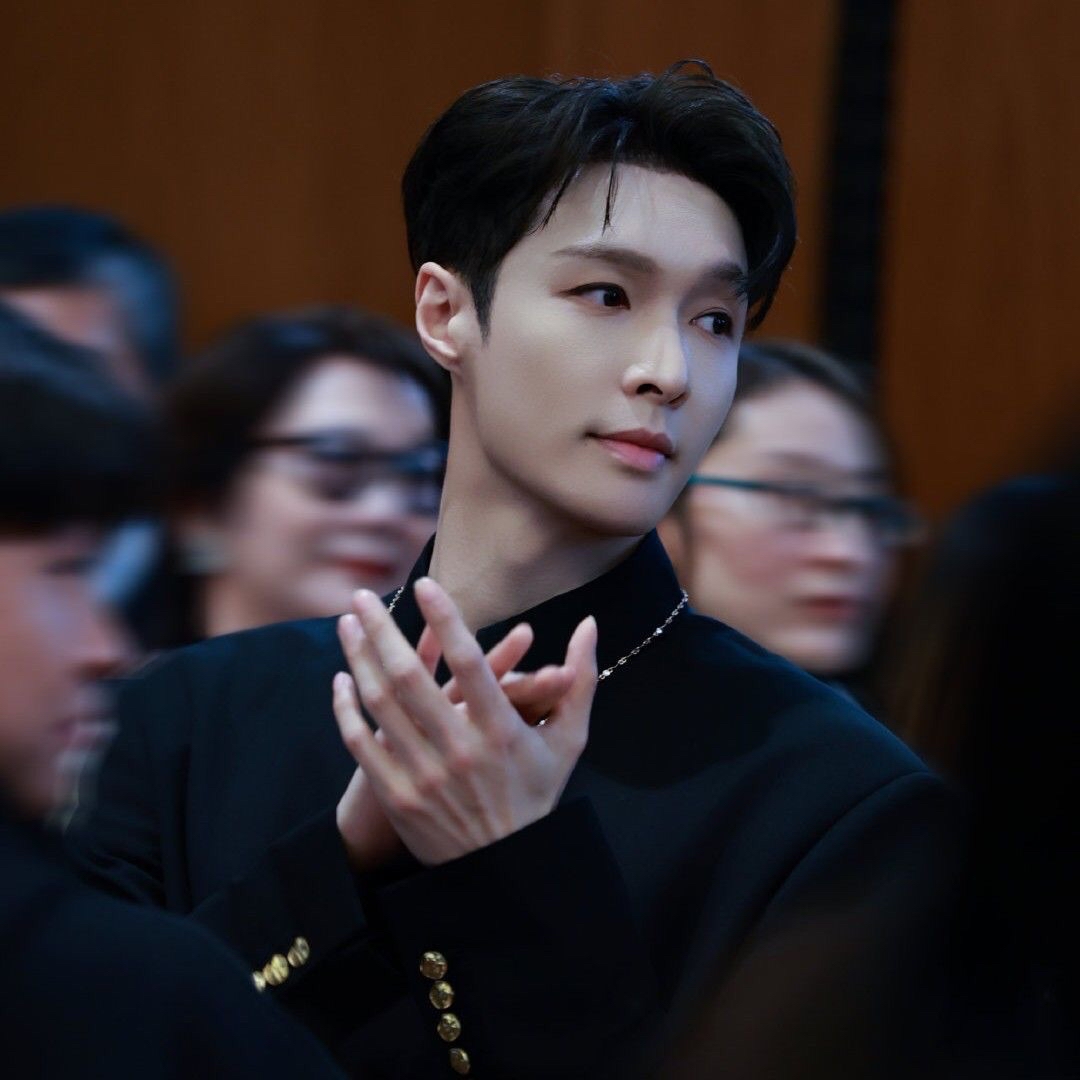 Behind-the-scenes cut of Lay (EXO)