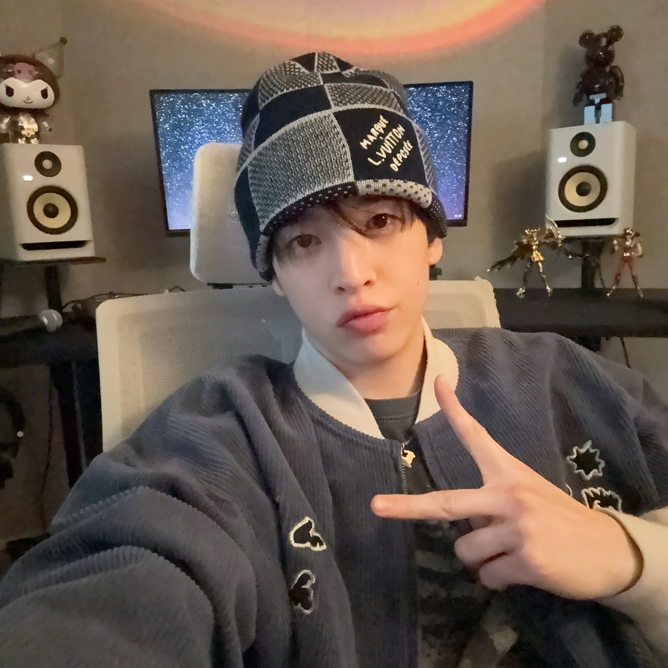 Recent activity shot of Allen (CRAVITY)