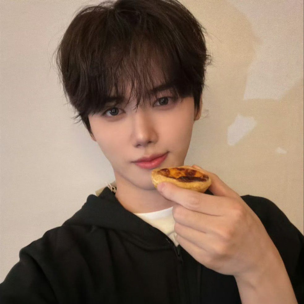 Recent activity shot of Minhee (CRAVITY)