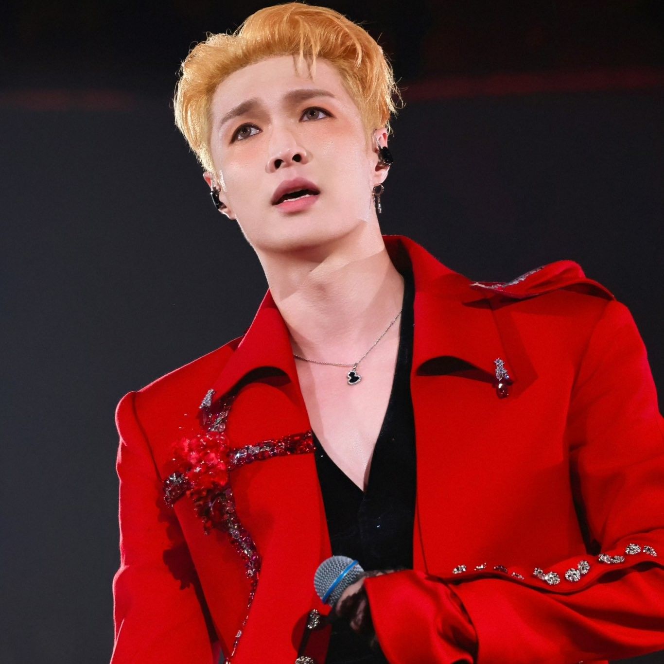 Behind-the-scenes cut of EXO