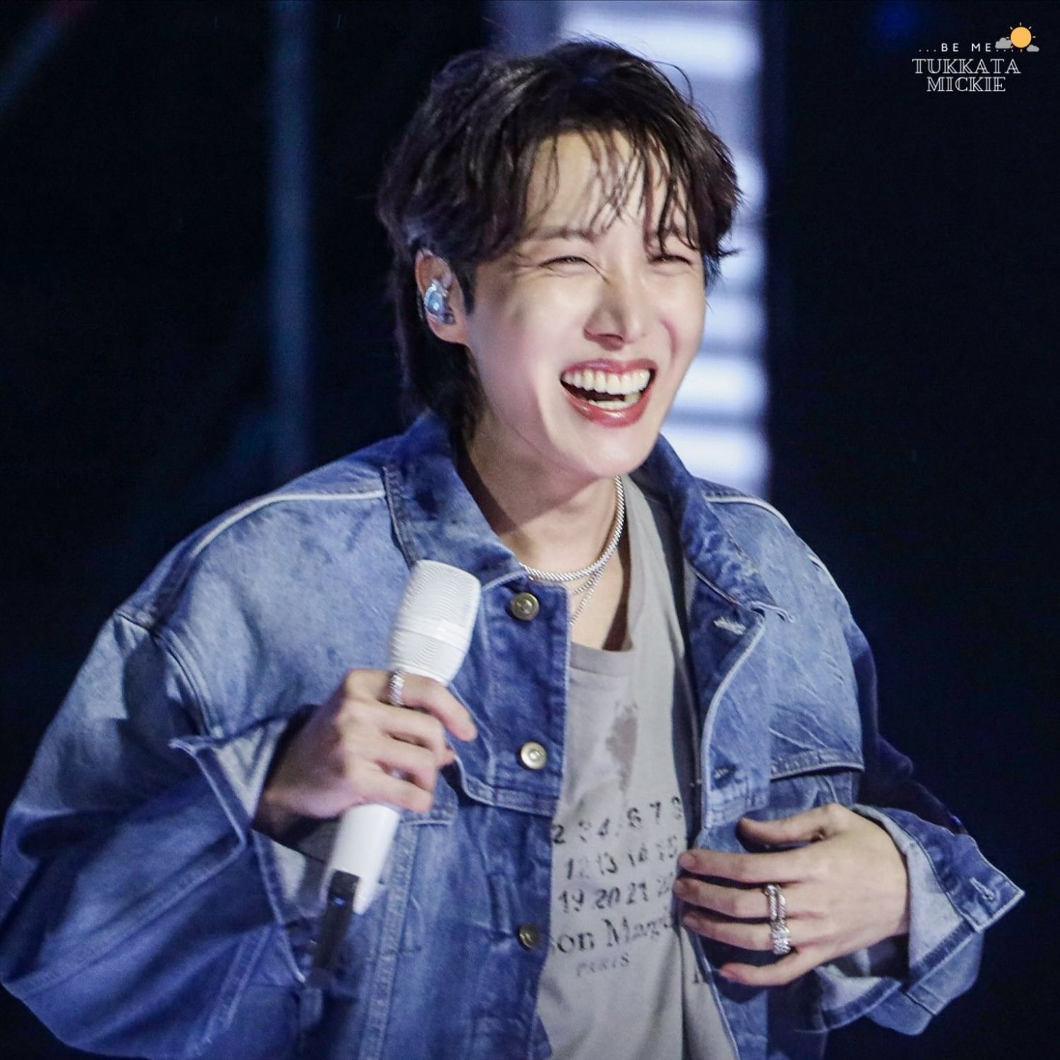 Momen yang diabadikan oleh penggemar j-hope (BTS)