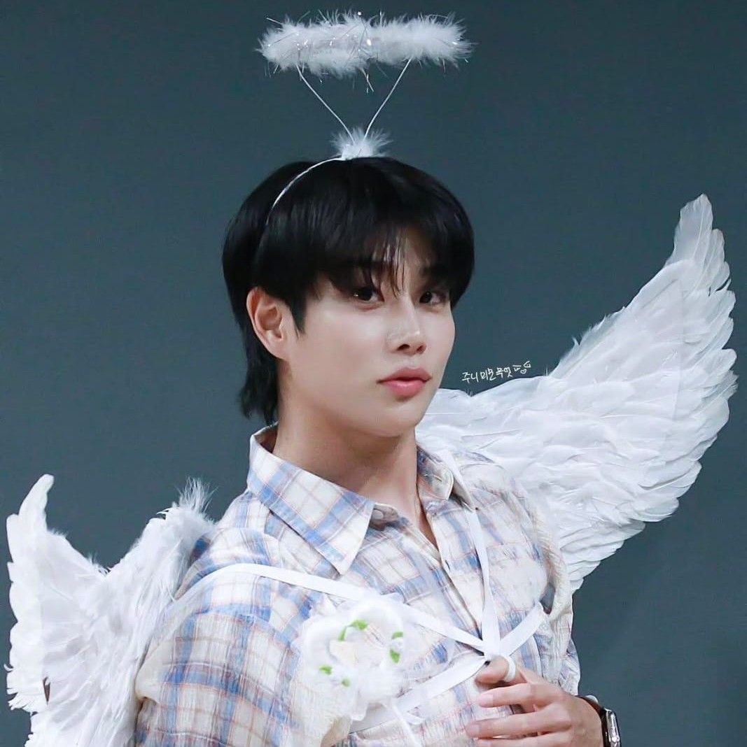 A moment captured by MJ (ASTRO)'s fan
