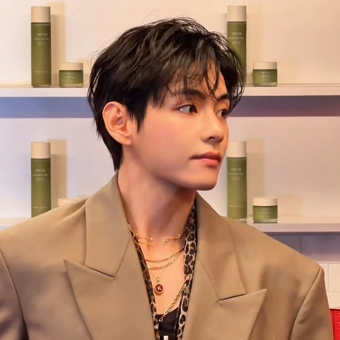 뷔 (방탄소년단)의 최신 사진