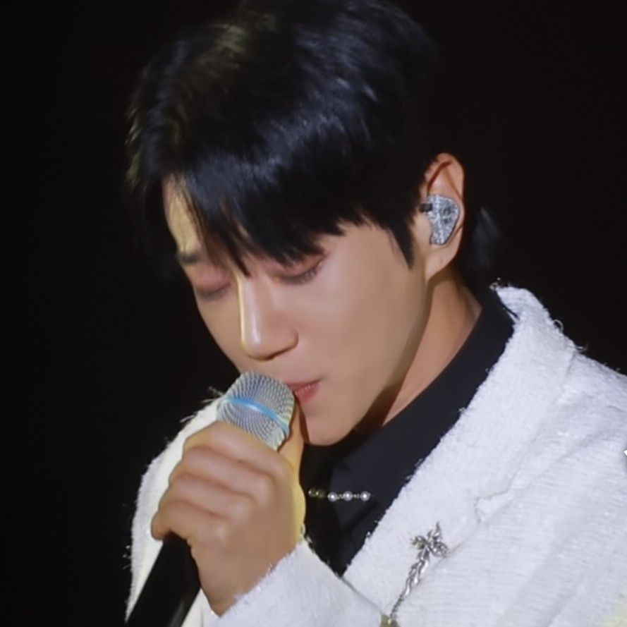 A moment captured by Hwang Chiyeol's fan