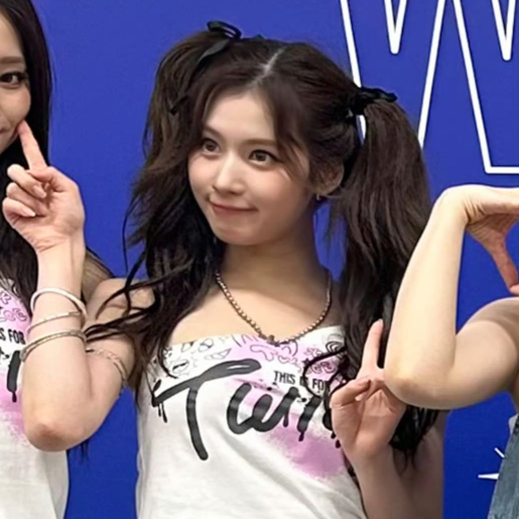 Sana (TWICE)的最新活動照片