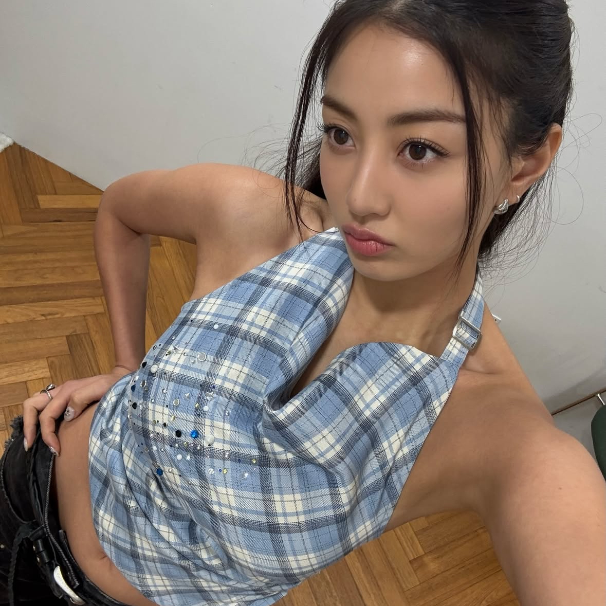 Recent activity shot of Jihyo (TWICE)