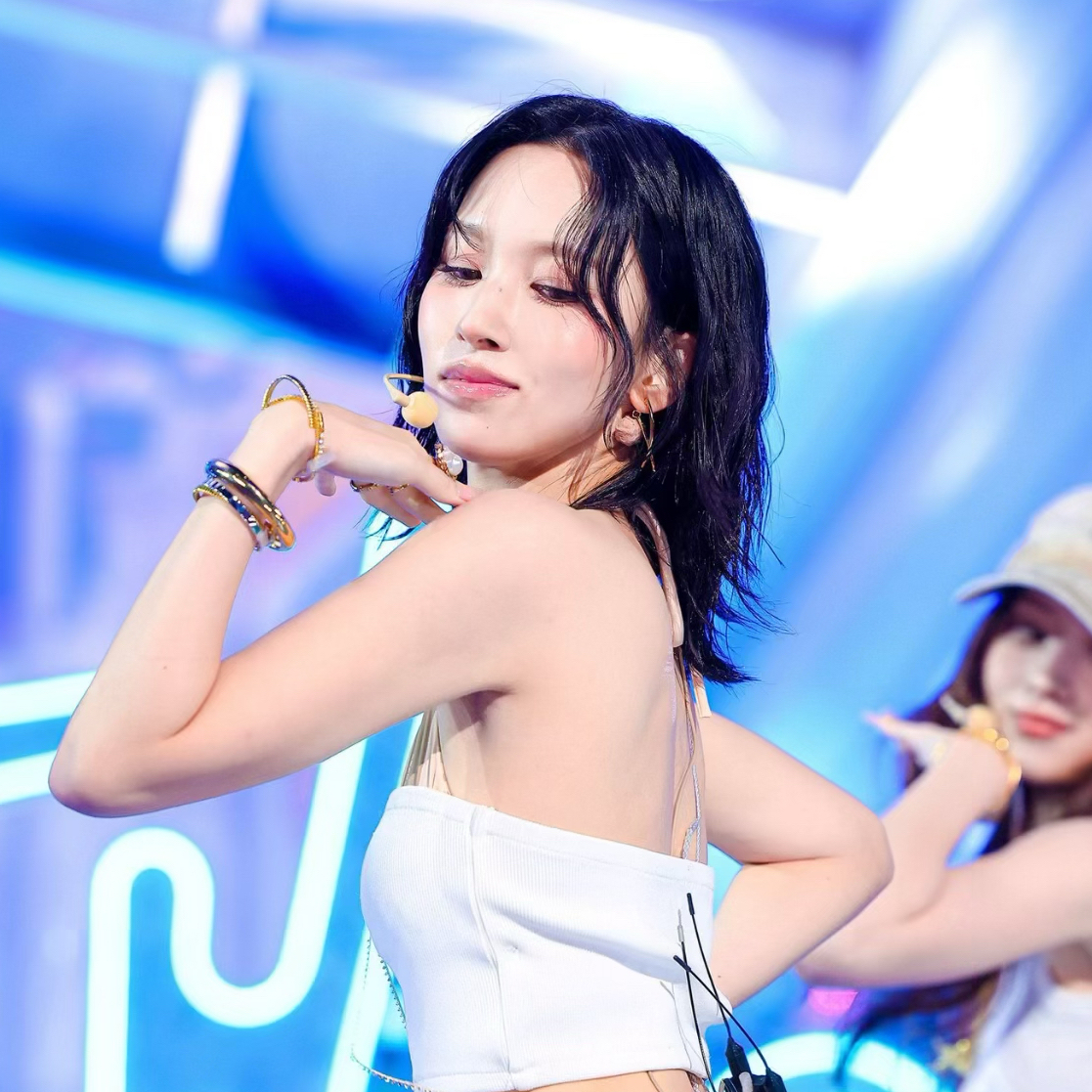 Behind-the-scenes cut of Mina (TWICE)