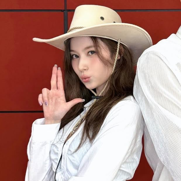 Foto aktivitas terbaru Sana (TWICE)