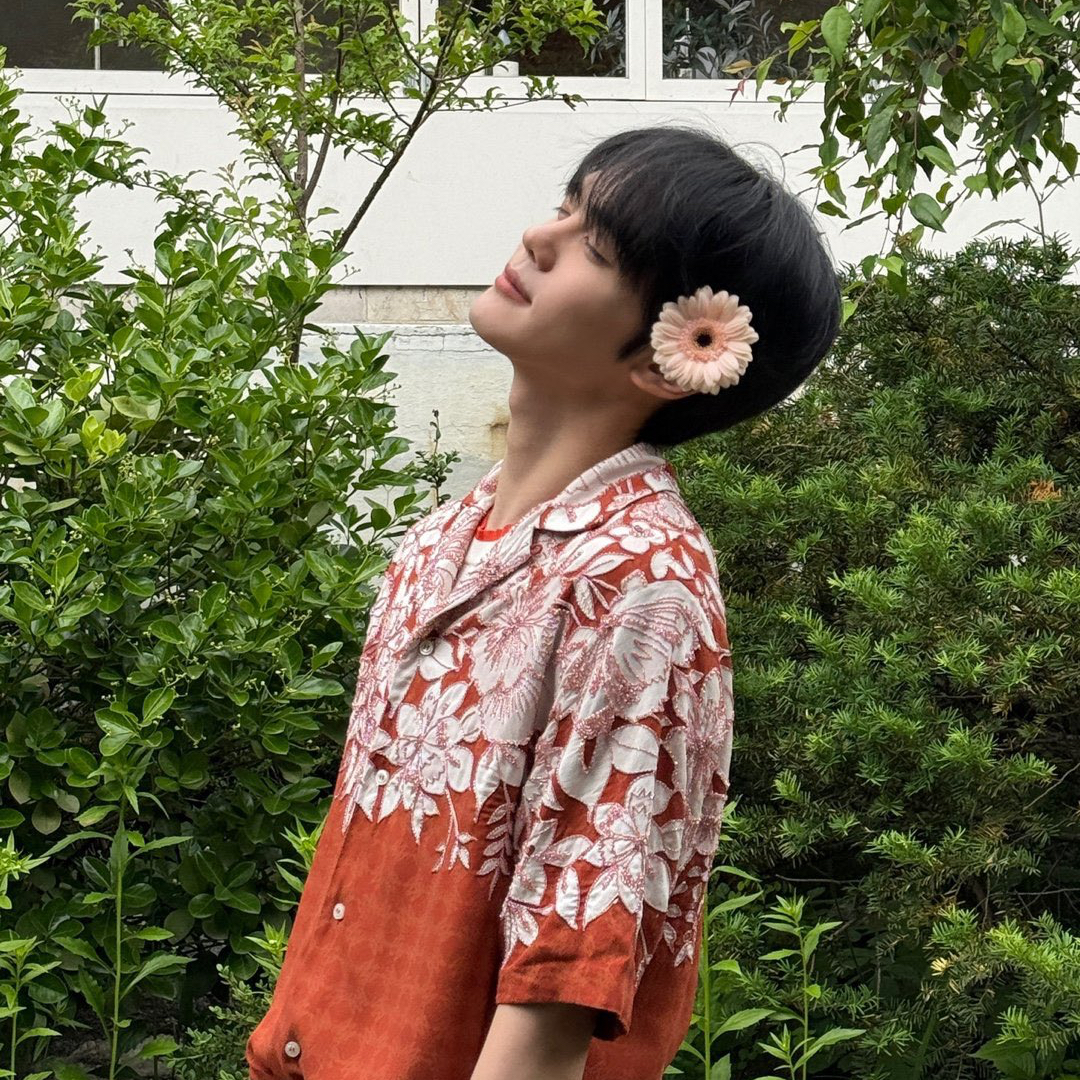 Recent activity shot of Kim Gyuvin (ZEROBASEONE)