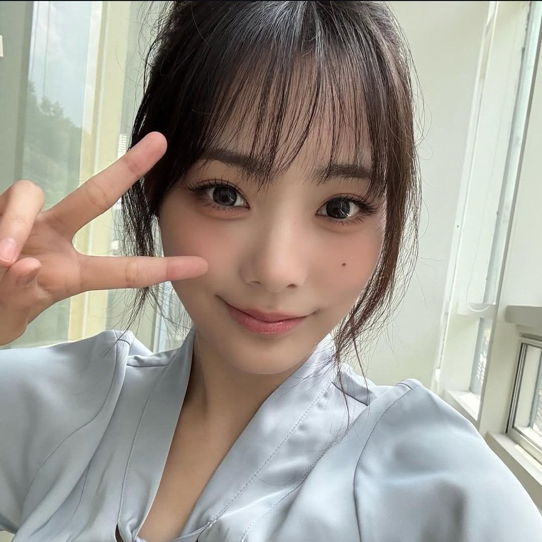 Latest photo of Siyeon (QWER)