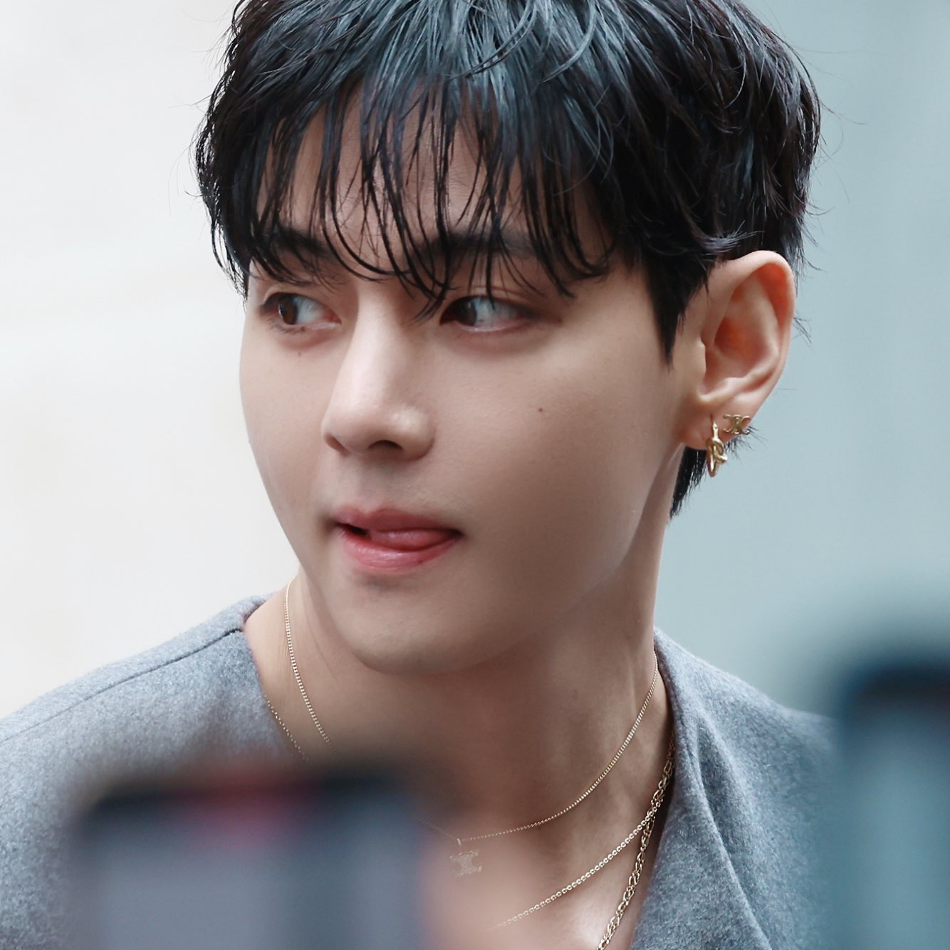 Behind-the-scenes cut of V (BTS)