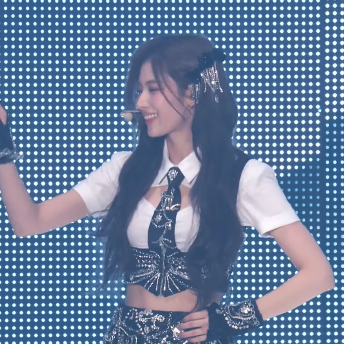 Potret di balik layar Sana (TWICE)