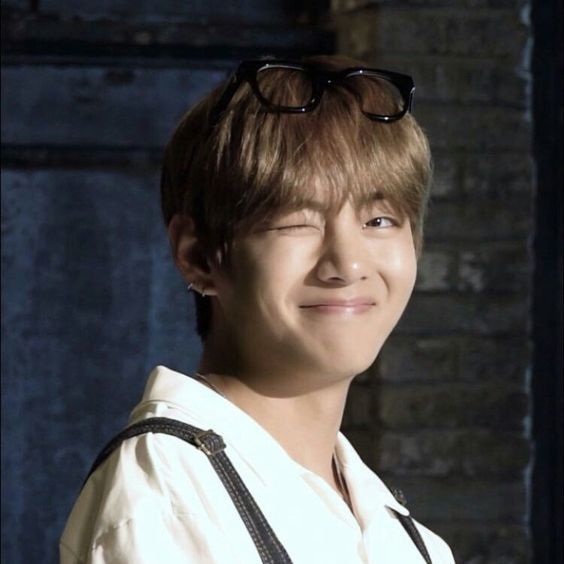 Behind-the-scenes cut of V (BTS)