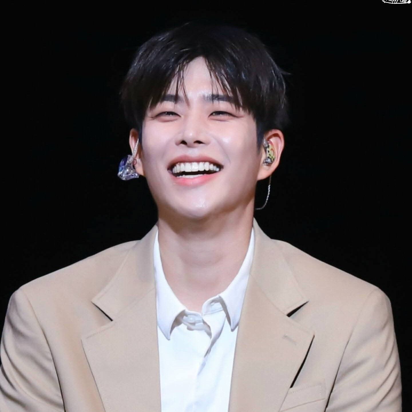 A moment captured by MJ (ASTRO)'s fan