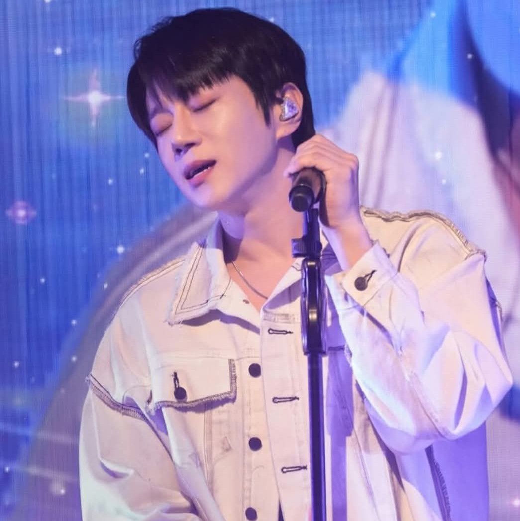 Recent activity shot of Hwang Chiyeol
