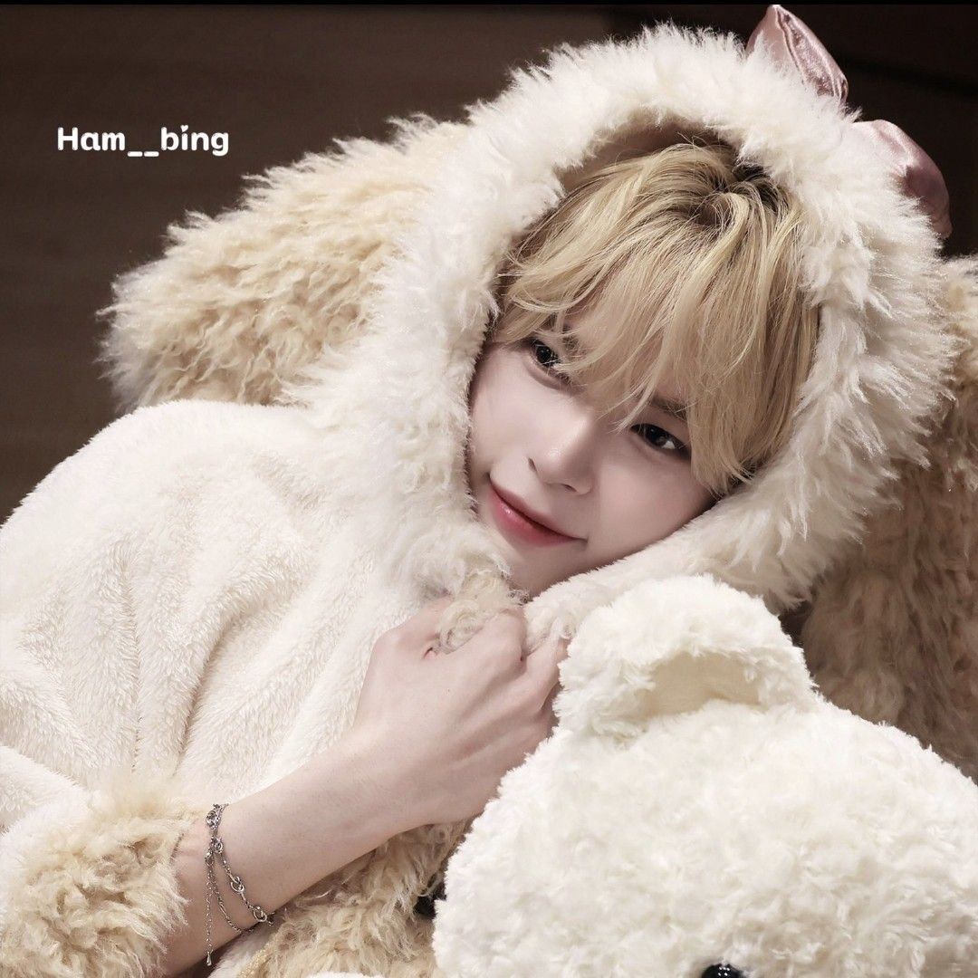 成韩彬 (ZEROBASEONE)的最新活动照片