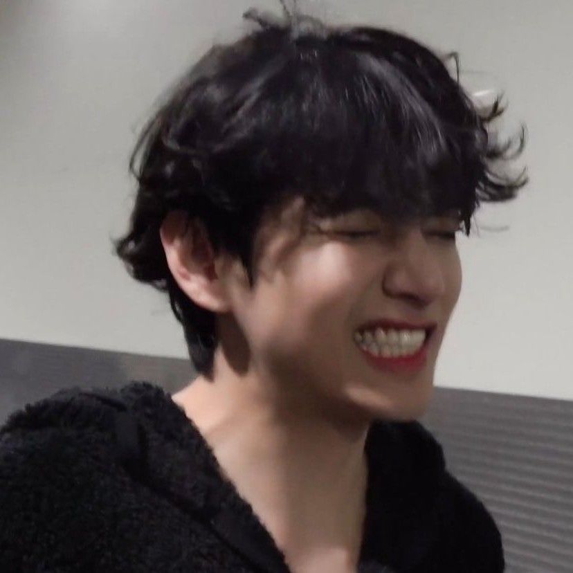 Behind-the-scenes cut of V (BTS)