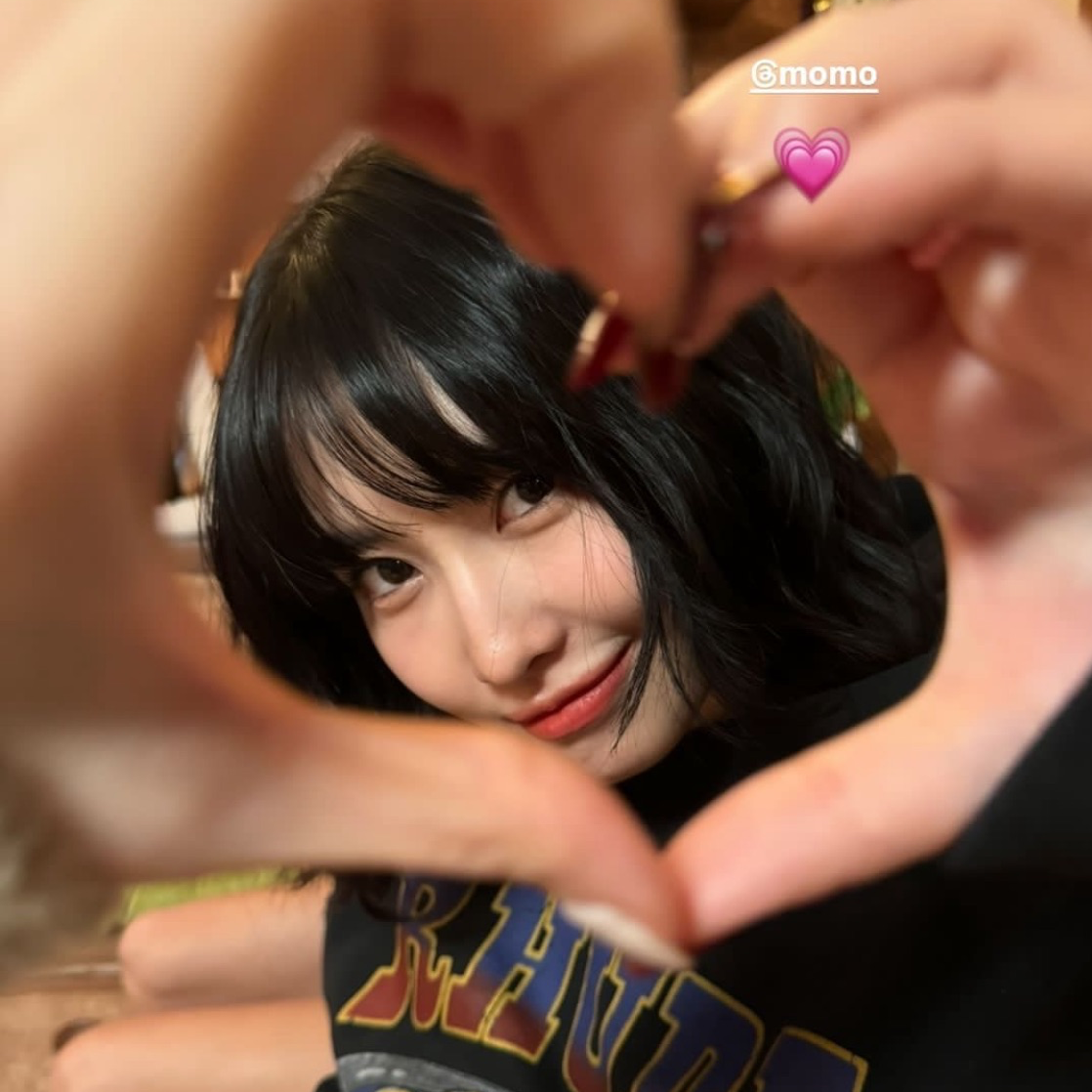 Foto aktivitas terbaru Momo (TWICE)