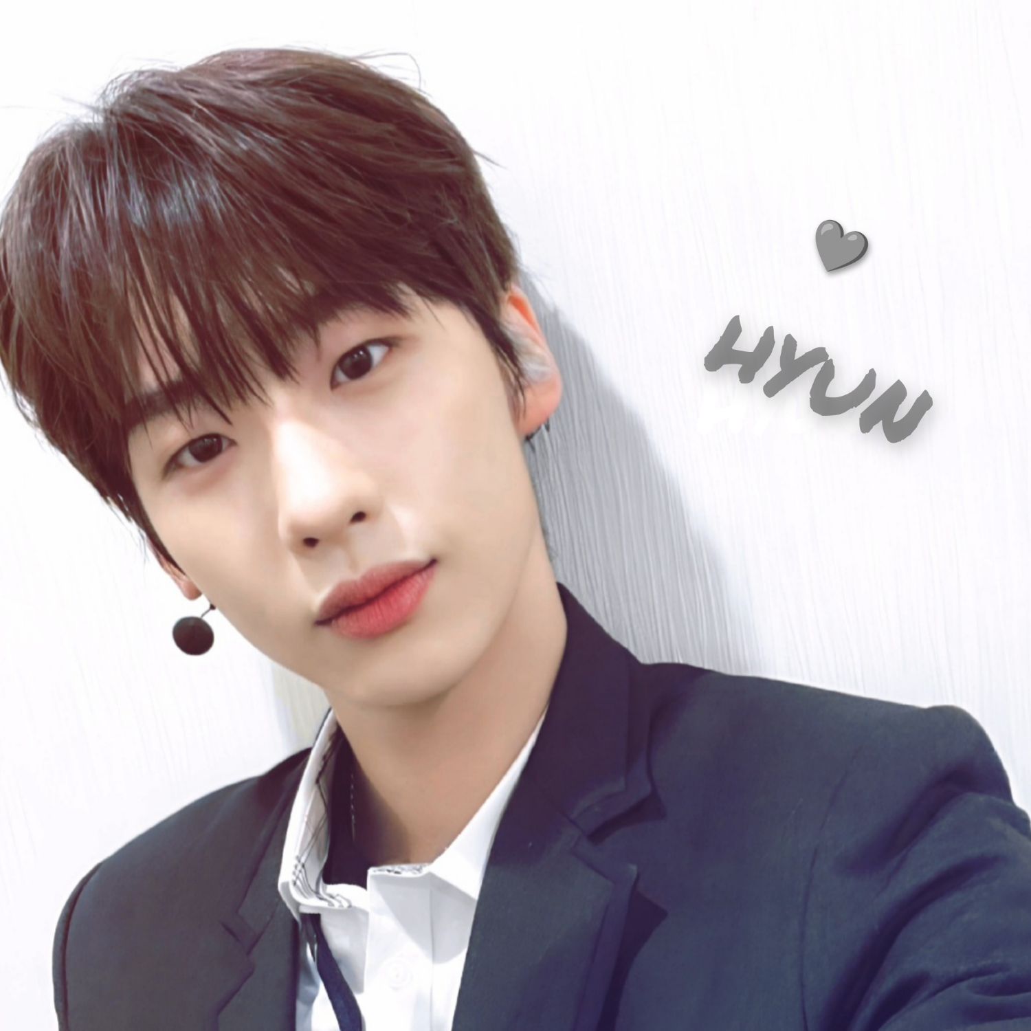A moment captured by Hyun's fan