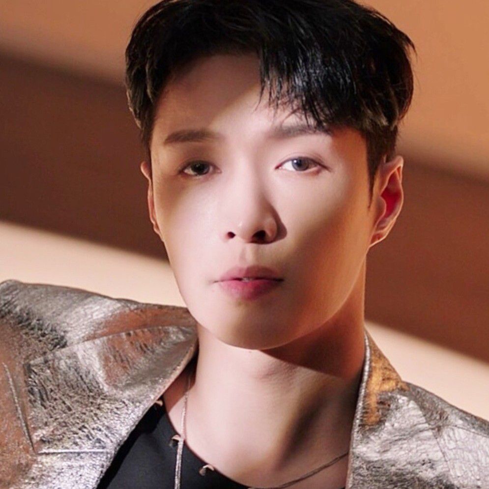 Latest photo of Lay (EXO)