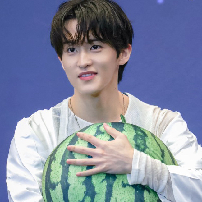 Behind-the-scenes cut of Mark (NCT 127, NCT DREAM)