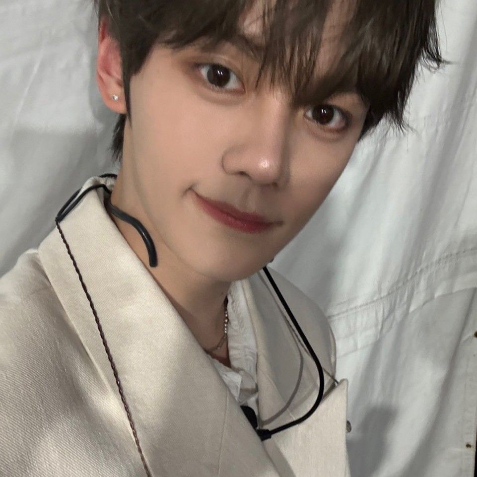 A moment captured by Kim Gyuvin (ZEROBASEONE)'s fan