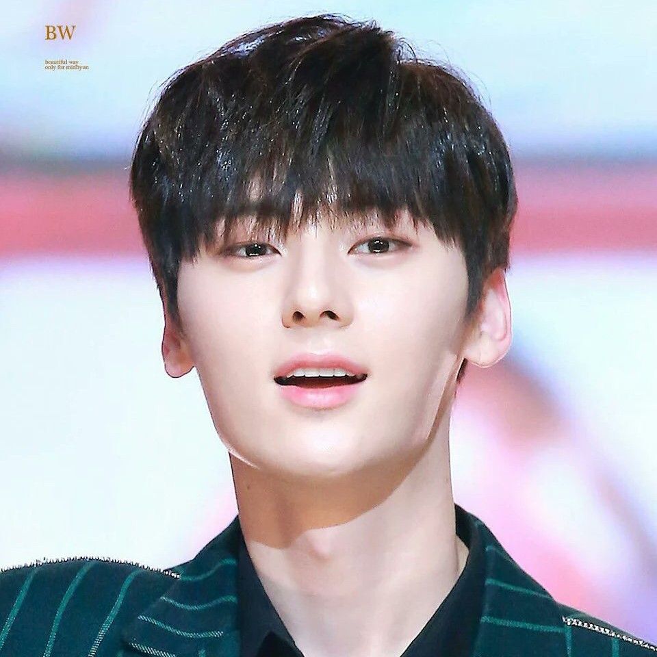 황민현 최근 활동샷