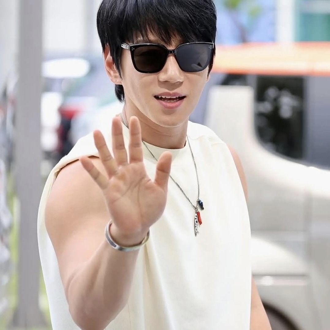 Latest photo of Hwang Chiyeol