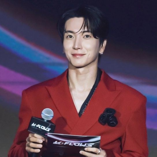 A moment captured by Leeteuk (Super Junior)'s fan
