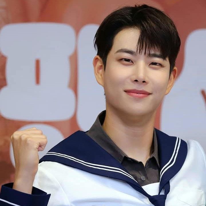 A moment captured by MJ (ASTRO)'s fan