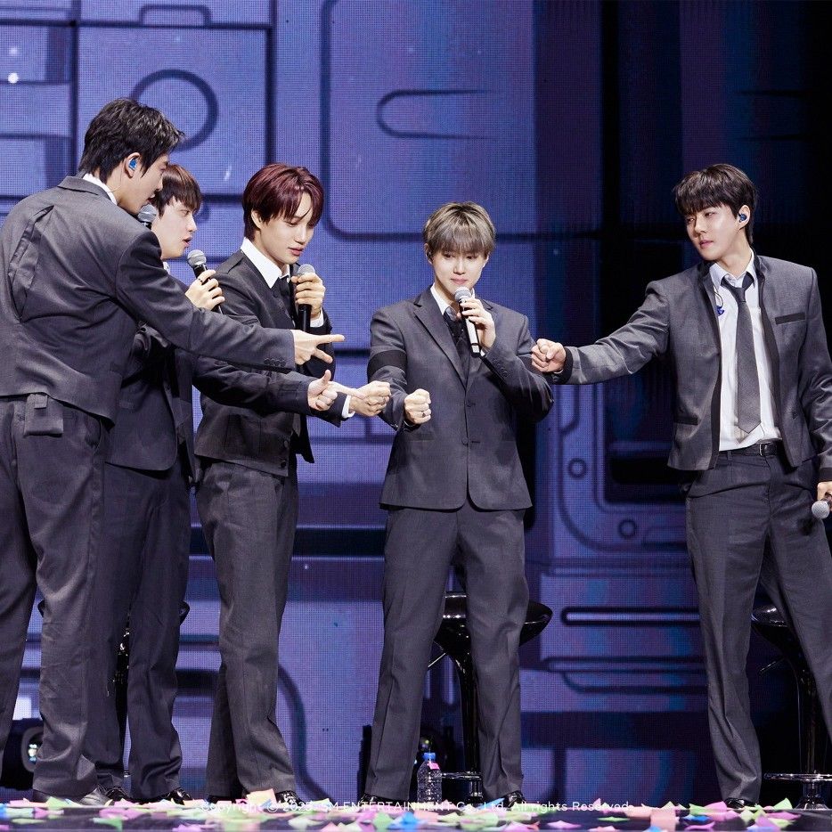 Potret di balik layar EXO