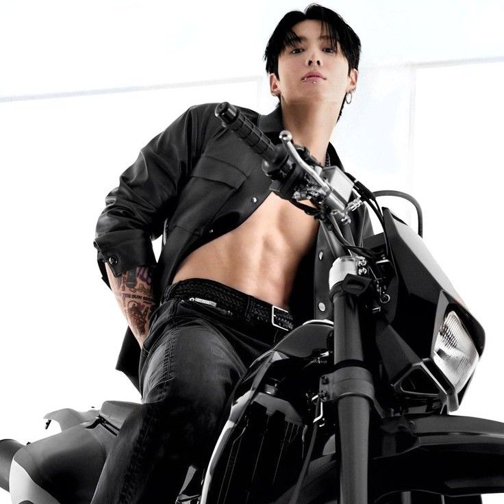 Foto aktivitas terbaru Jungkook (BTS)