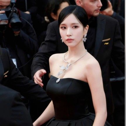 Behind-the-scenes cut of Mina (TWICE)