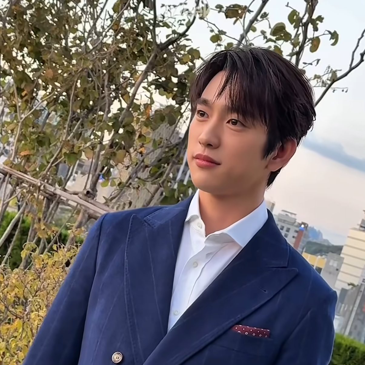 Behind-the-scenes cut of Jinyoung (GOT7)