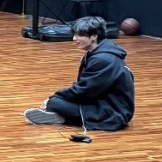 Foto aktivitas terbaru Jungkook (BTS)